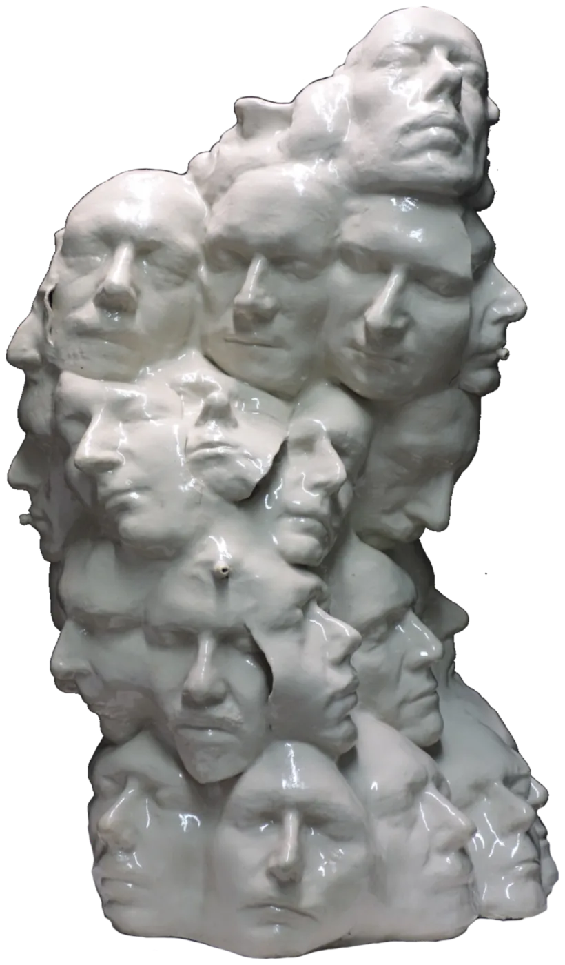 Keramische Skulptur aus übereinandergeschichteten Gesichtsabdrücken, weiß glasiert